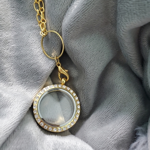 Floating Locket w/Chain Plus 3 Random Charms - Picture 3 of 4